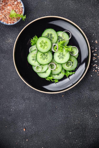 Ensalada verde de pepino comida de verduras frescas bocadillo de comida en la mesa espacio de copia fondo de comida rústico