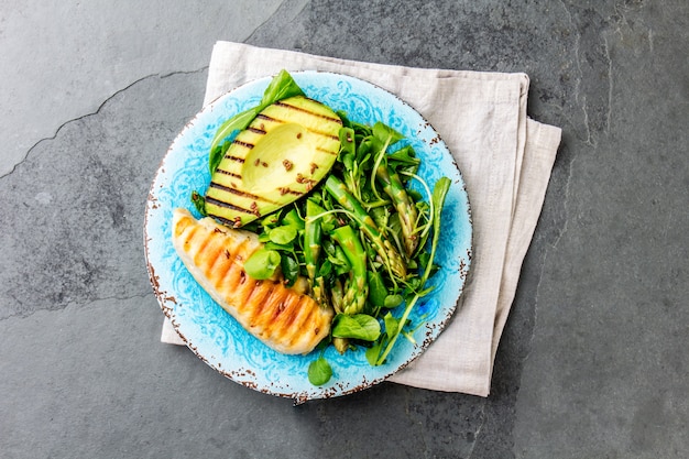 Ensalada verde con pollo a la parrilla y pollo a la parrilla.