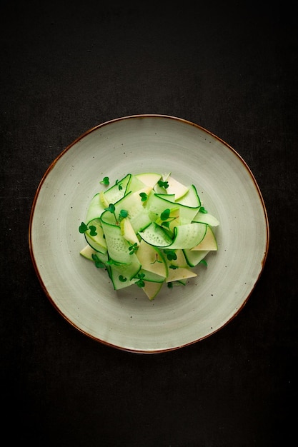 Ensalada verde primavera pepino con vista superior de manzana primer plano sin gente microselen rábano alimentación saludable ensalada primavera ensalada georgiana gazaphuli