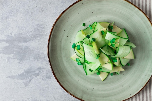 Ensalada verde primavera pepino con vista superior de manzana primer plano sin gente microselen rábano alimentación saludable ensalada primavera ensalada georgiana gazaphuli