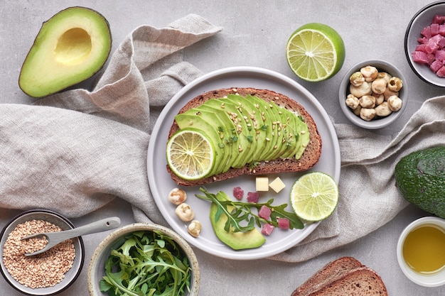 Ensalada verde y sándwich de aguacate