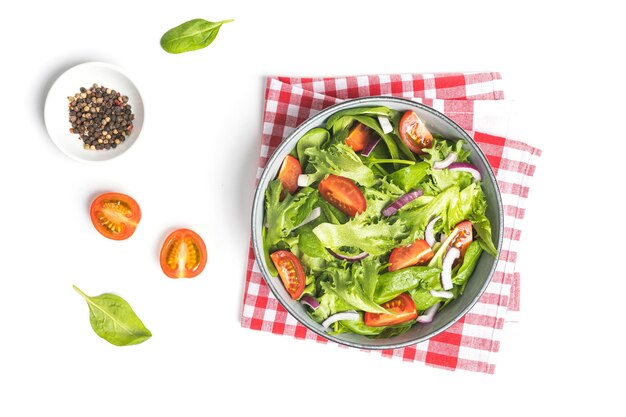 Foto ensalada verde summre en un plato blanco sobre una mesa gris