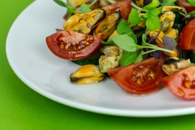 Ensalada verde con tomates albahaca y mejillones