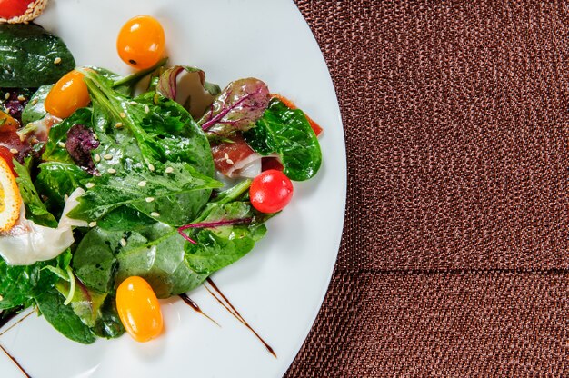 Ensalada verde con tomates amarillos. Vista superior