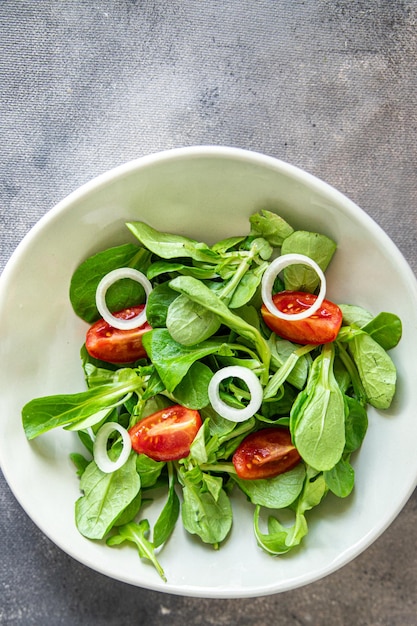 Ensalada verde vegetal tomate cebolla lechuga mezcla mache verde fresco saludable comida comida snack dieta