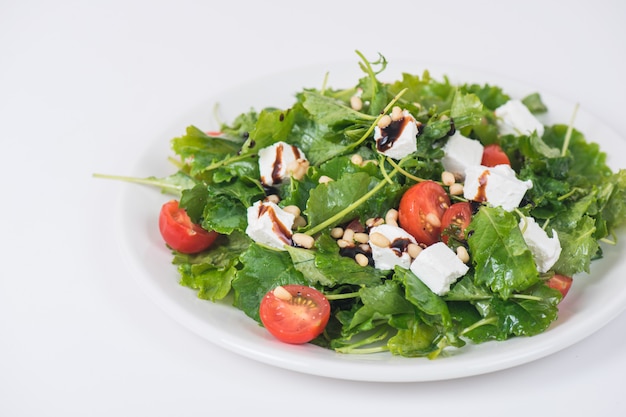 Ensalada verde con vegetales y queso