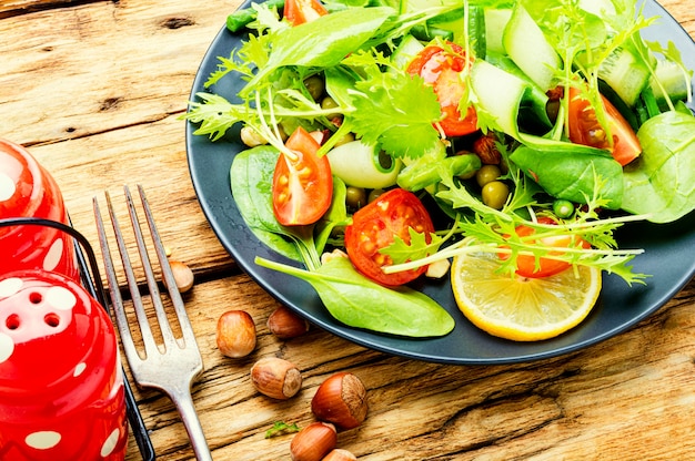 Ensalada verde con verduras y frutos secos.Comida sana.