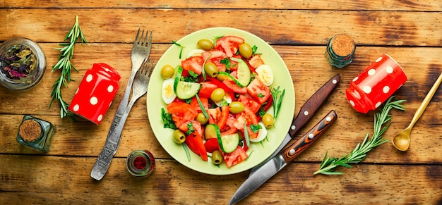 Ensalada de verduras, aceitunas, huevos y romero.