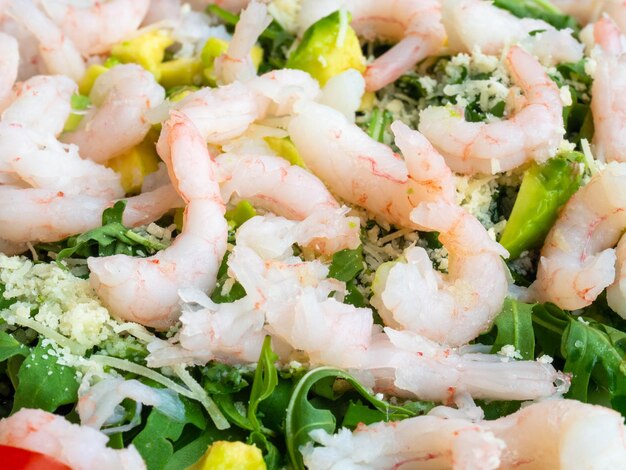 Ensalada con verduras de aguacate y gambas comida saludable