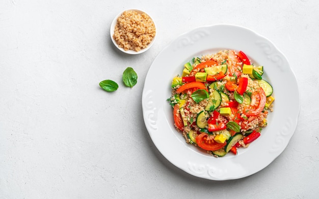 Ensalada de verduras con albahaca y eneldo de quinoa sobre un fondo gris Espacio de copia de la vista superior