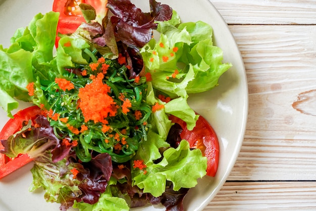 Ensalada de verduras con algas japonesas y huevos de camarones