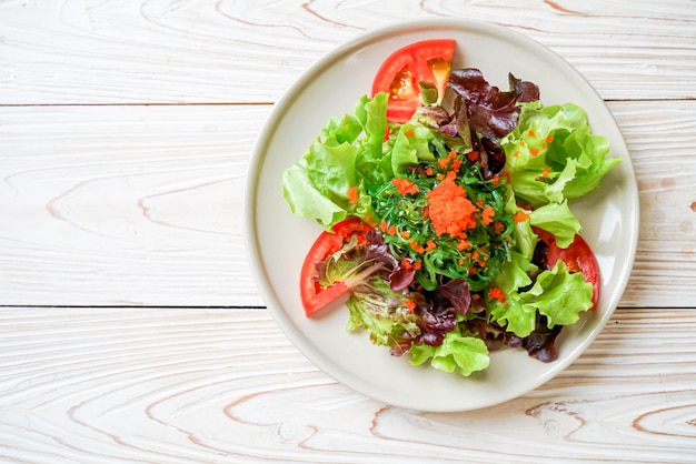 Ensalada de verduras con algas japonesas y huevos de camarones