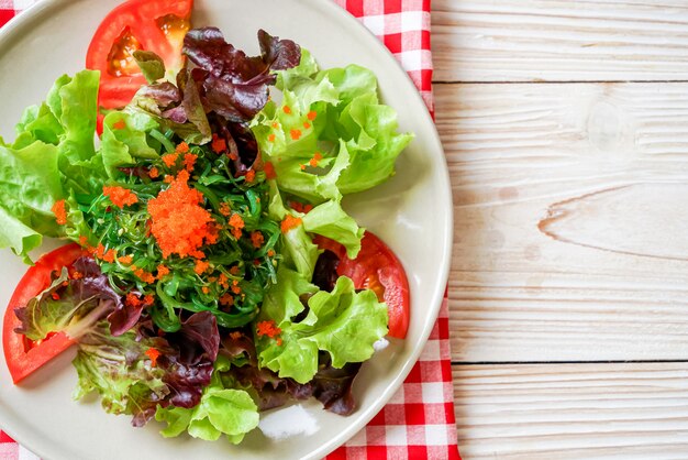 Ensalada de verduras con algas japonesas y huevos de camarones