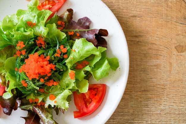 Ensalada de verduras con algas japonesas y huevos de camarones