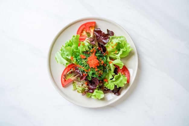 Ensalada de verduras con algas japonesas y huevos de camarones