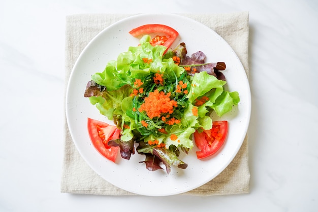 Ensalada de verduras con algas japonesas y huevos de camarones