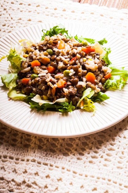 Foto ensalada de verduras, arroz y lentejas en un plato