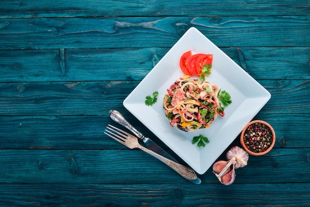 Ensalada de verduras asadas Verduras a la parrilla Sobre el antiguo fondo de madera Espacio libre para texto Vista superior