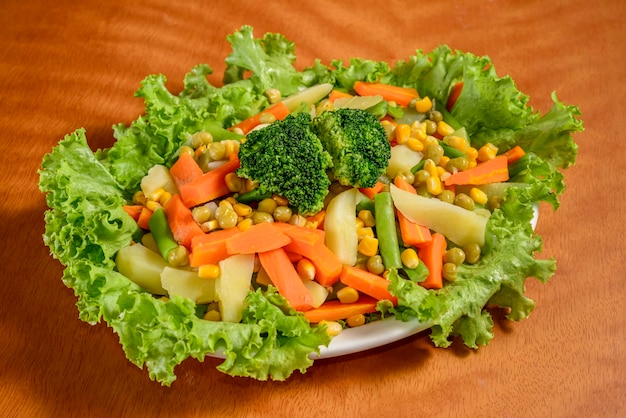 Ensalada de verduras con brócoli, zanahorias, papas, chayote, maíz, lechuga y guisantes, cocina brasileña.