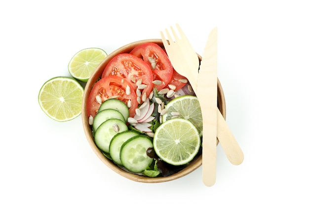 Ensalada de verduras en la caja de entrega aislado sobre fondo blanco.