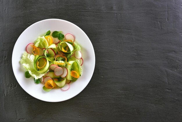 Ensalada de verduras con calabacín, rábano, pimiento morrón