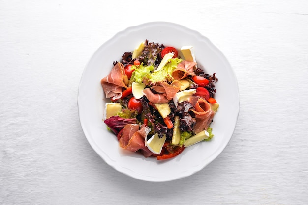 Ensalada de verduras y carne picada Sobre un fondo de madera Vista superior Espacio libre