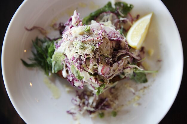 Ensalada de verduras con carne de pollo frito