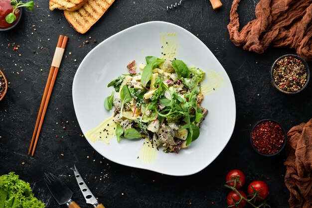 Ensalada de verduras con champiñones, queso y tocino Comida Vista superior Espacio libre para su texto