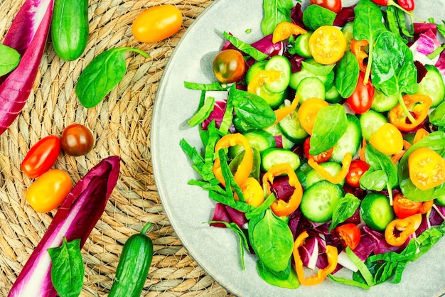 Ensalada de verduras de colores brillantes