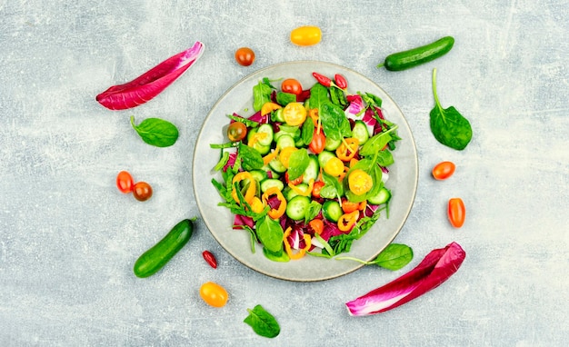 Ensalada de verduras de colores brillantes