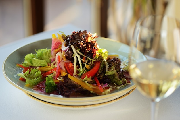 Ensalada de verduras con daikon, pepino, zanahorias y espinacas. Rábano coreano, rábano rojo