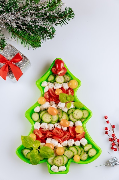 Ensalada de verduras deliciosa forma de árbol de Navidad con decoración.