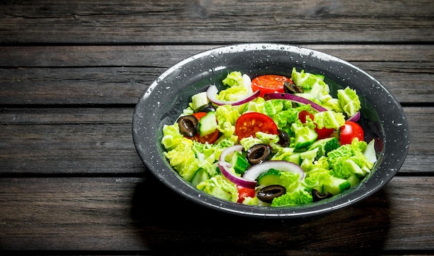 Foto ensalada de verduras ensalada de pepinos tomates y cebollas rojas con especias y aceite de oliva