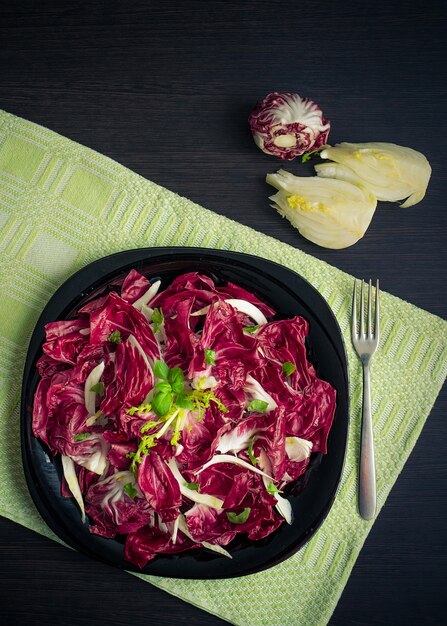 Foto ensalada de verduras con escarola e hinojo