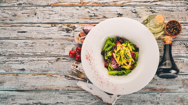 Ensalada de verduras con filete de pollo y aguacate Sobre un fondo de madera Espacio libre para texto Vista superior