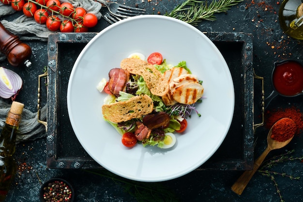 Ensalada de verduras con filete de pollo y tocino Vista superior espacio libre para su texto Estilo rústico