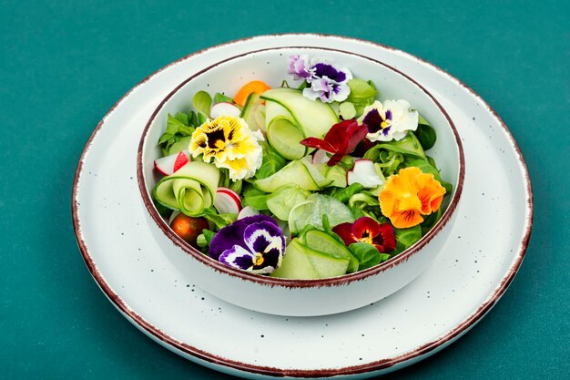 Foto ensalada de verduras y flores en un cuenco