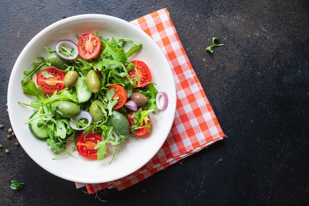 Ensalada de verduras frescas, aceitunas, tomate, pepino, lechuga, mezcla de hojas, snack