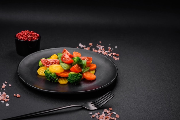 Ensalada de verduras frescas y al vapor tomates cherry brócoli y zanahorias