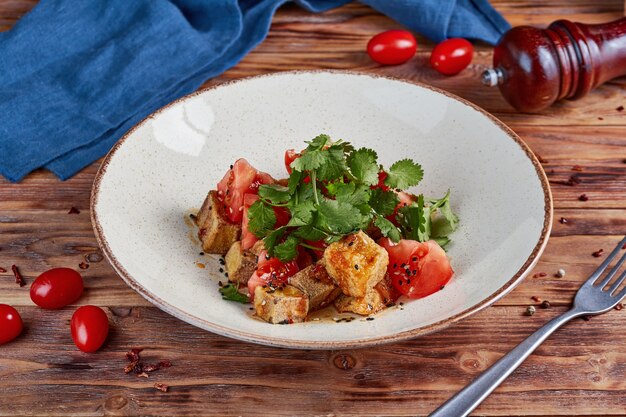 Ensalada de verduras frescas con berenjenas a la plancha, madera