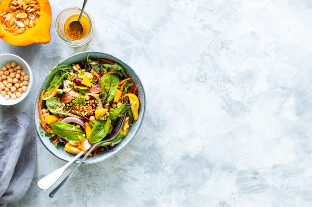 Ensalada de verduras frescas y calabaza en un plato