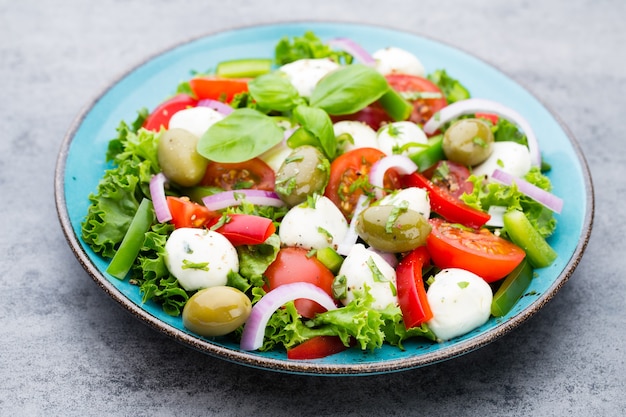 Ensalada de verduras frescas. Caprese. Ensalada caprese. Ensalada Italiana. Ensalada mediterránea. Cocina italiana.