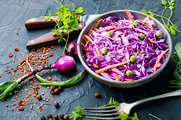 Ensalada de verduras frescas con col lombarda y zanahoria Ensalada de col