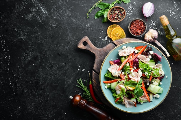 Ensalada de verduras frescas con filete de pollo Comida Vista superior Espacio libre para su texto