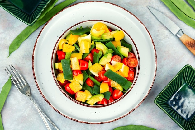 Ensalada de verduras frescas con frijoles en un tazón