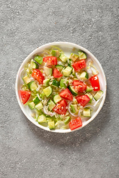 Ensalada de verduras frescas y hierbas con quinoa