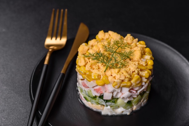 Ensalada de verduras frescas con huevos de pepino de cangrejo de pimienta de maíz y mayonesa