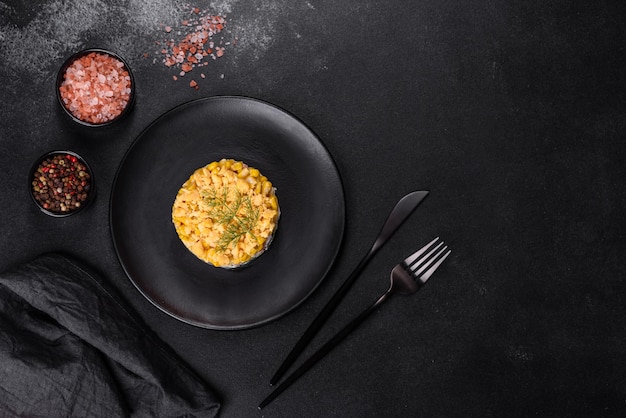 Ensalada de verduras frescas con huevos de pepino de cangrejo de pimienta de maíz y mayonesa