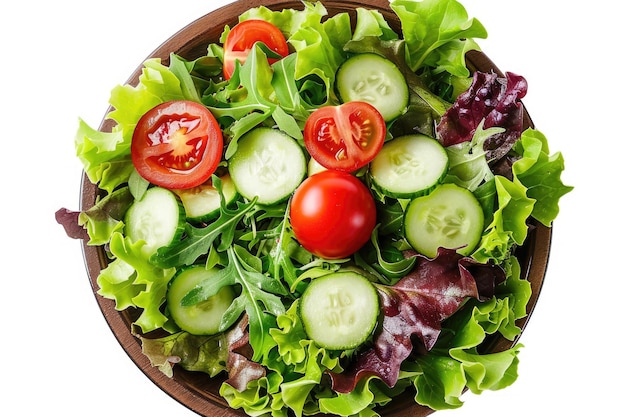 Ensalada de verduras frescas con lechuga, rúcula, tomates y pepinos en un plato marrón