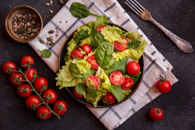 Ensalada de verduras frescas con lechuga y tomates